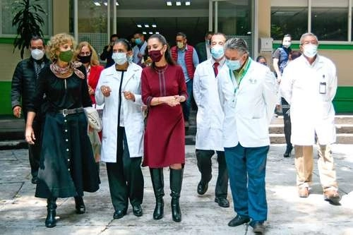 La jefa de Gobierno, Claudia Sheinbaum, presentó el programa ‘Salud en tu vida, salud para el bienestar’, en el Centro de Salud México-España, ubicado en la colonia Anáhuac. En esta imagen, la acompañan las secretarias de Salud, Oliva López, y de Educación, Rosaura Ruiz, entre otros funcionarios. Foto ‘La Jornada’
