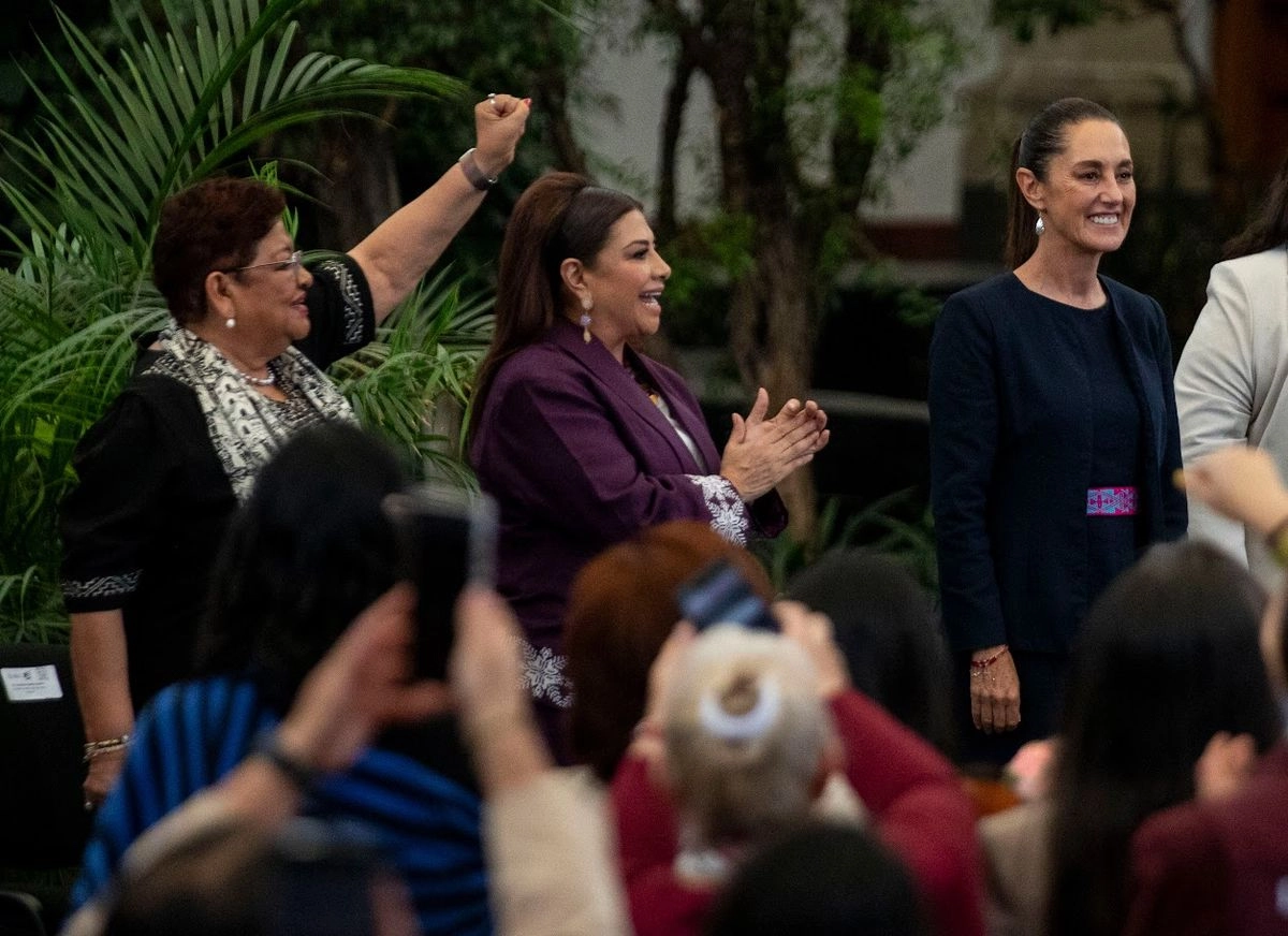 En el encuentro de la Red Nacional de Abogadas de las Mujeres, la Presidenta de México estuvo acompañada por Ernestina Godoy, Clara Brugada y Rosa Icela Rodríguez. Foto 