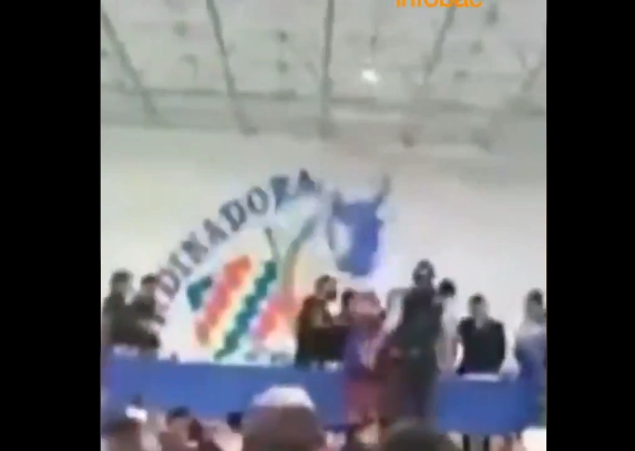 Integrantes del MAS lanzaron una silla a Evo Morales mientras presentaba a los candidatos para las próxima elecciones. Foto Captura del video en redes sociales