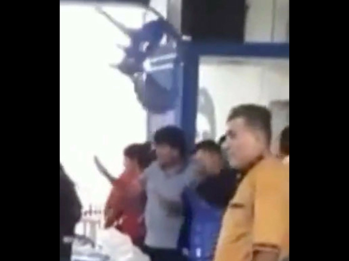 El ex presidente de Bolivia (al centro), Evo Morales, fue agredido durante una reunión del MAS en Cochabamba, su bastión cocalero. Un centenar de militantes mostró su rechazo a Carlos Romero, ex ministro de Gobierno, y comenzaron a lanzar objetos. Imagen tomada del video difundido a través de Twitter 