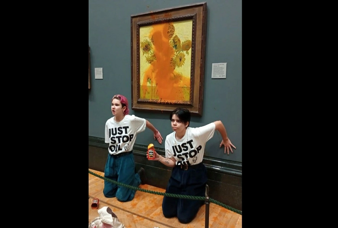 Valuada en 84.2 mdd la famosa obra de Vincent van Gogh quedó intacta luego de que dos ambientalistas burlaron la seguridad de la Galería Nacional de Londres e irrumpieron en la sala 43, donde se expone la pintura. Foto Ap