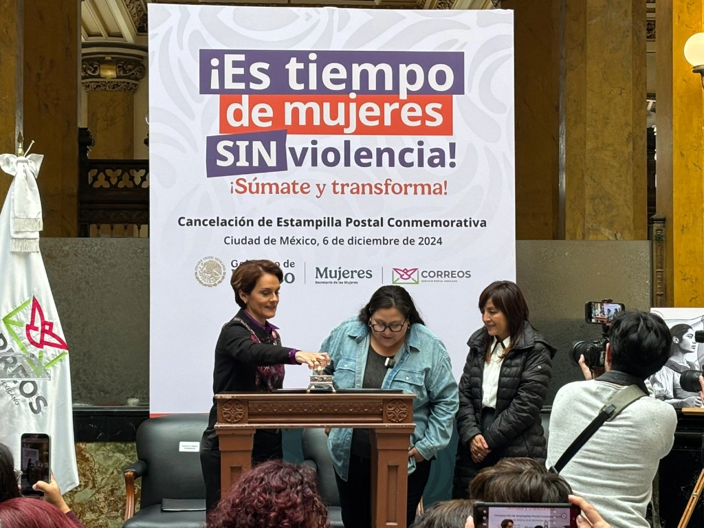 El evento estuvo encabezado por autoridades de la Secretaría de Mujeres, SICT y Sepomex. Foto Carolina Gómez