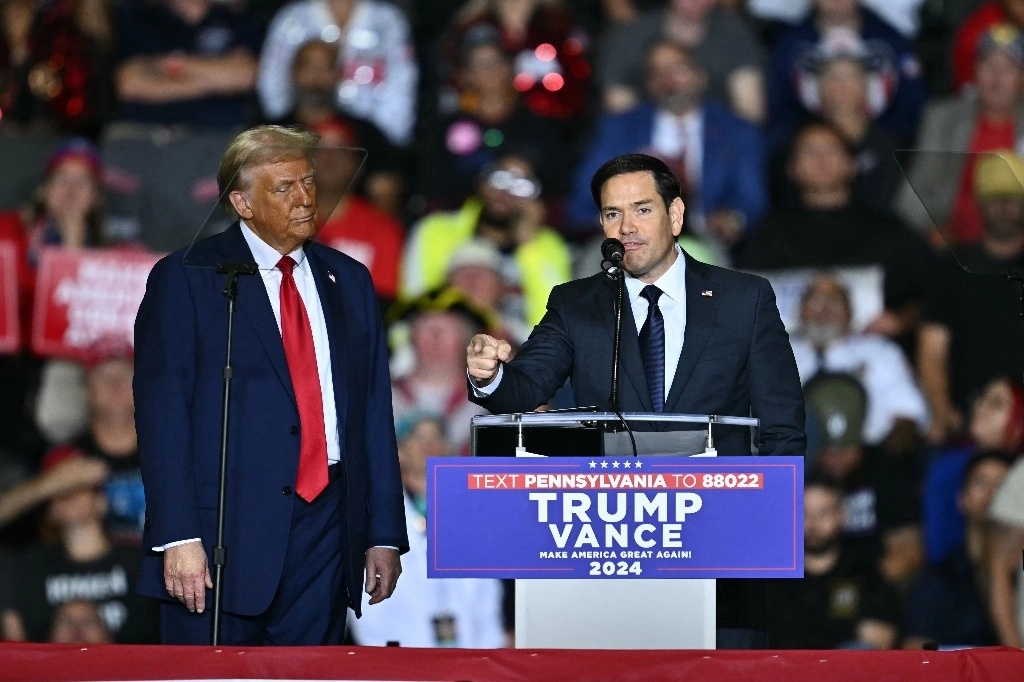 El senador por Florida Marco Rubio (al micrófono) asistió ayer a un acto de campaña del candidato republicano Donald Trump en Pensilvania. Foto Afp