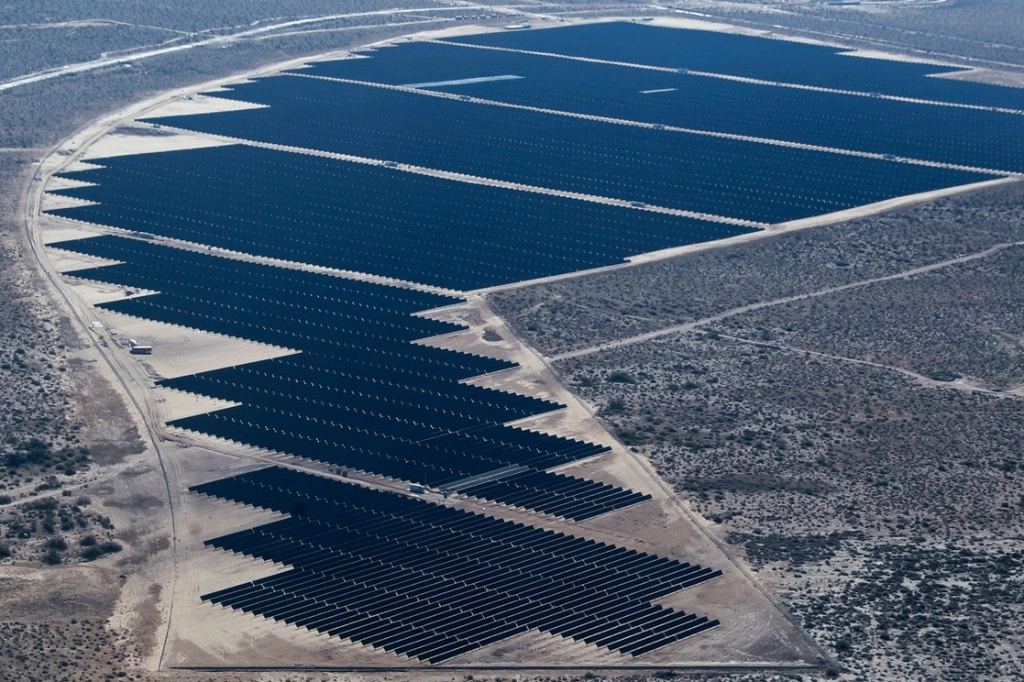 Vista aérea del proyecto de Puerto Peñasco, en Sonora, que abastecerá de energía eléctrica a 2 millones y medio de habitantes. Foto Afp
