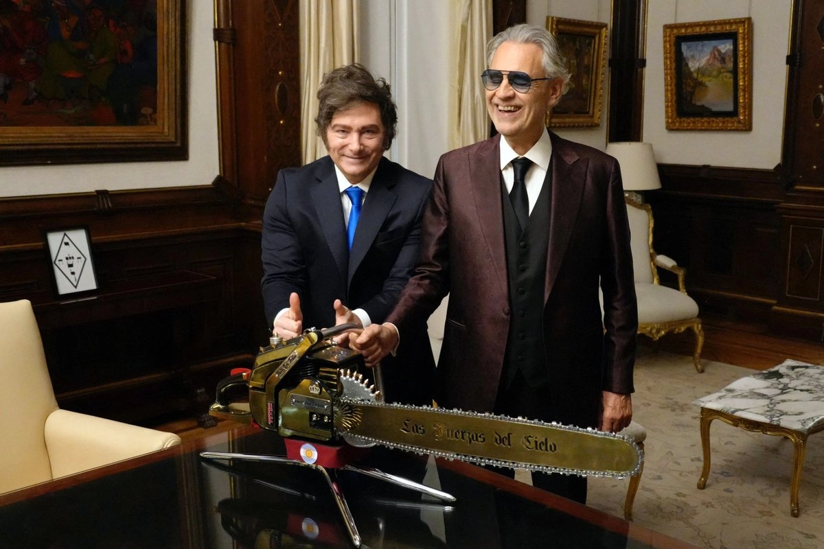El tenor italiano, Andrea Bocelli y el presidente de Argentina, Javier Milei, en la Casa Rosada en Buenos Aires, el 19 de noviembre de 2025. Foto 