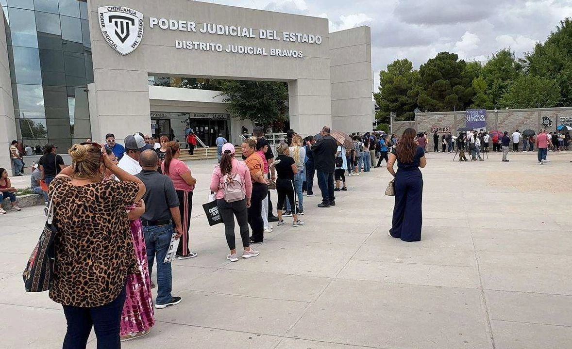 Luego del descubrimiento de un crematorio en la ciudad fronteriza de Chihuahua que tenía acumulados 383 cuerpos y seis osamentas, al menos 600 personas acudieron a pedir información sobre los restos de sus familiares. La fiscalía estatal indicó que sólo ha recuperado las huellas dactilares de cuatro cadáveres.