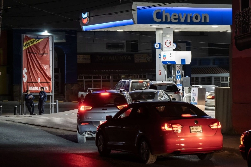 Largas filas de automóviles para cargar combustible en gasolineras de Tijuana, BC. Foto Omar Martínez / ‘La Jornada Baja California’ 