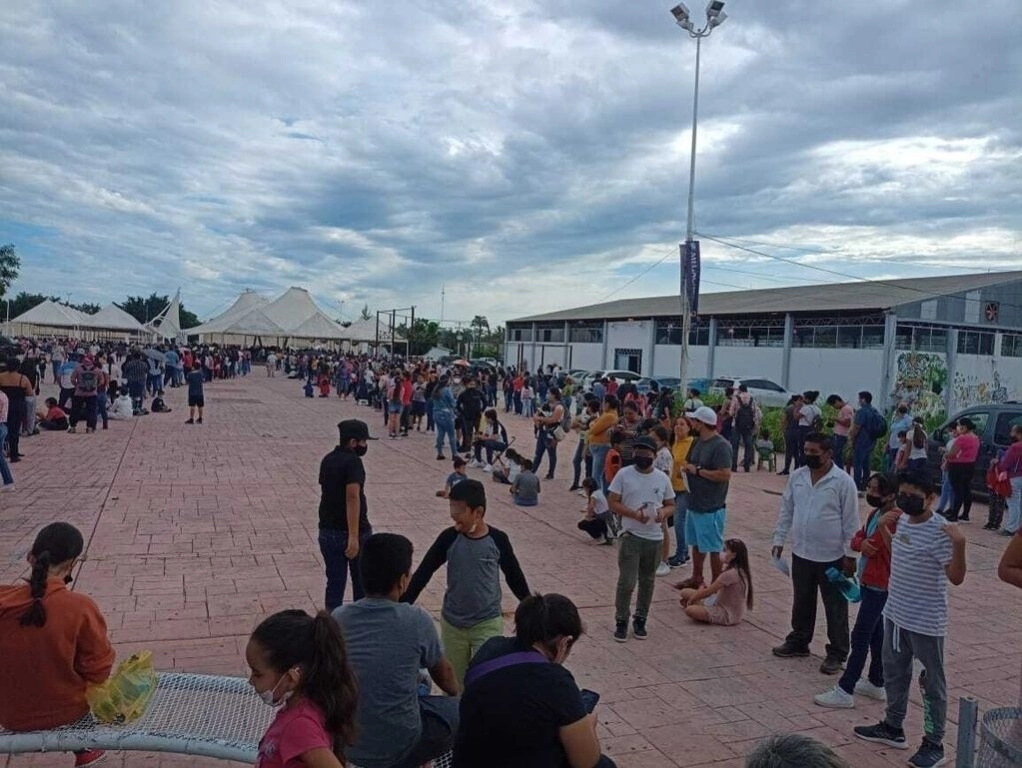 Padres de familia hacen largas filas en las instalaciones de la feria en Tepic para que sus hijos de 5 a 11 años sean vacunados contra el covid-19, el 6 de julio de 2022. Foto Luis Martín Sánchez