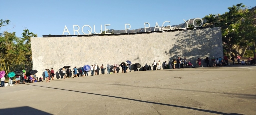 Fila de personas alrededor del parque Papagayo, donde se encuentra una oficina de la Secretaría del Bienestar federal, para el pago de reconstrucción de viviendas afectadas por el huracán ‘Otis’, el 21 de febrero de 2024.Foto Héctor Briseño