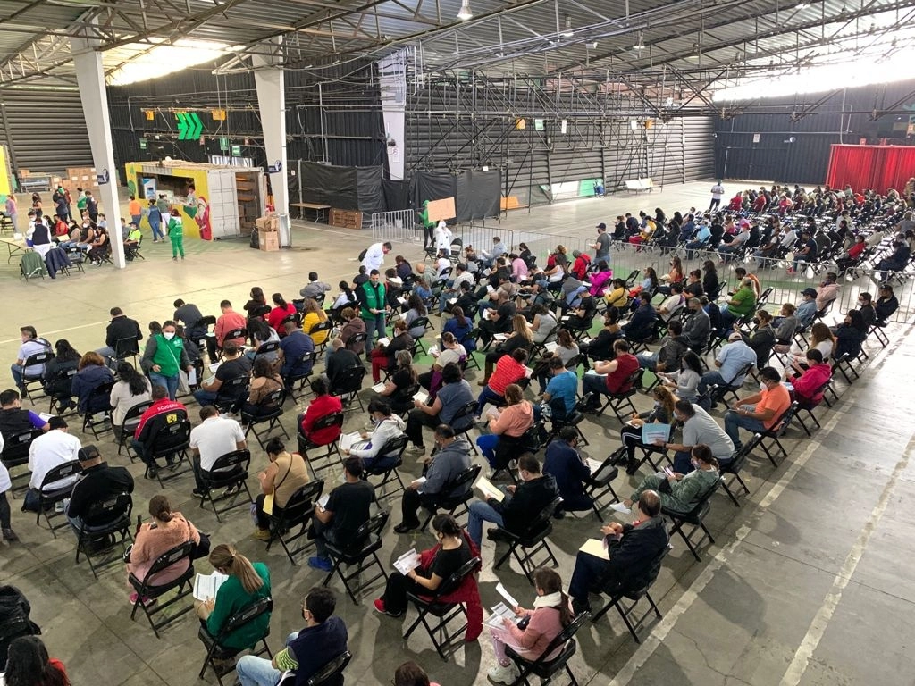 Personas de 40 a 49 años, que residen en la alcaldía Iztacalco, acudieron al Palacio de los Deportes para recibir su segunda dosis de la vacuna contra el Covid-19 de AstraZeneca, el 7 de septiembre de 2021. Foto María Luisa Severiano