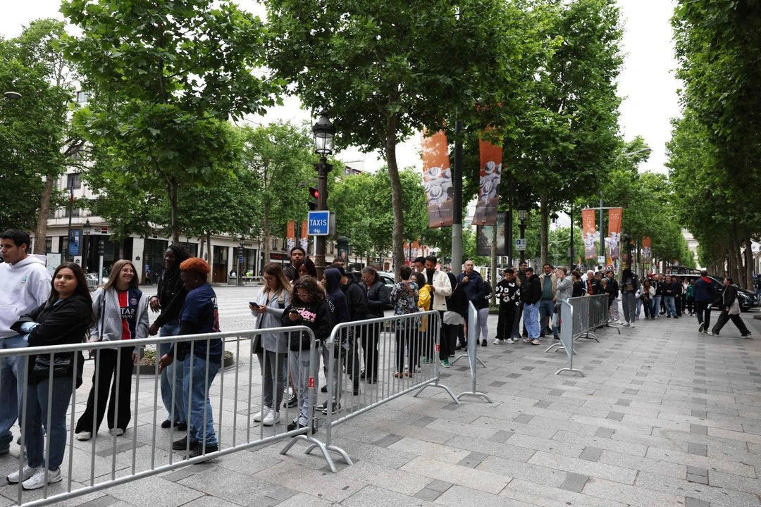 Aficionados del PSG hacen fila para comprar la camiseta con la estrella en conmemoración del título en Liga de Campeones conquistado ante el Inter de Milán. Imagen del 4 de junio de 2025. Foto 