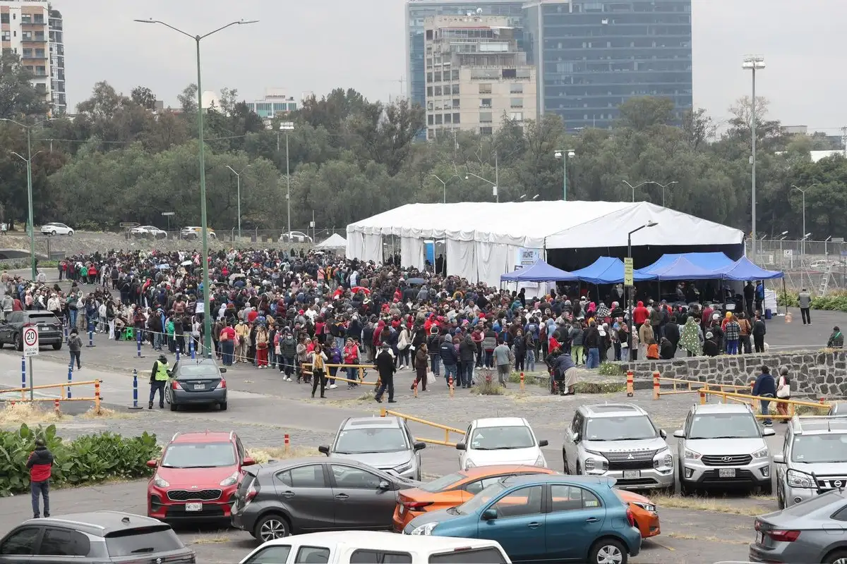 Largas filas de personas que acudieron a vacunarse este 10 de noviembre de 2025 al EOU. Foto 