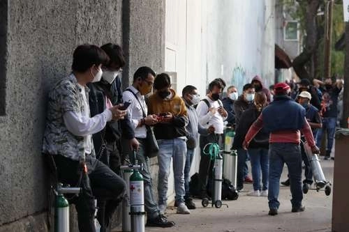 Personas hacen fila para recargar tanques de oxígeno en la Ciudad de México. Foto Roberto García O
