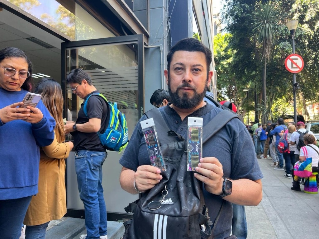 Long lines to buy special viewers in CDMX