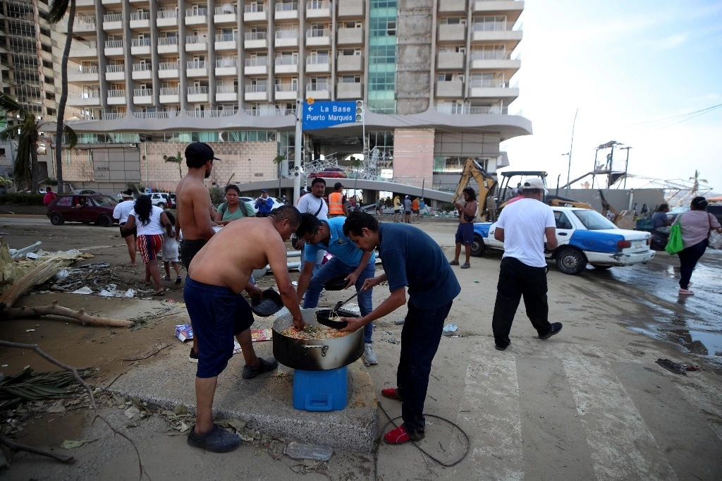 Elementos de la Semar reparten agua a los damnificados por ‘Otis’ frente a la iglesia de Costa Azul, en la Glorieta de Colón. Foto Alfredo Domínguez
