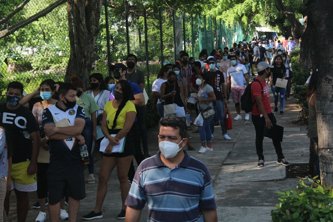 Miles de jóvenes hacen fila desde la madrugada de este martes en los cuatro módulos de vacunación contra el Covid-19 en Acapulco. Foto Héctor Briseño