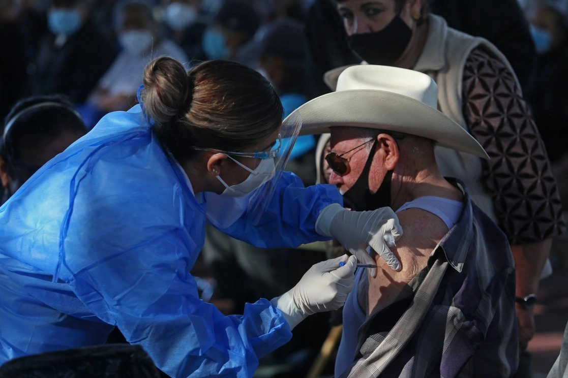 Durante el inicio de vacunación en adultos mayores en Tonalá, Jalisco, el 15 de marzo de 2021. Foto Cuartoscuro 