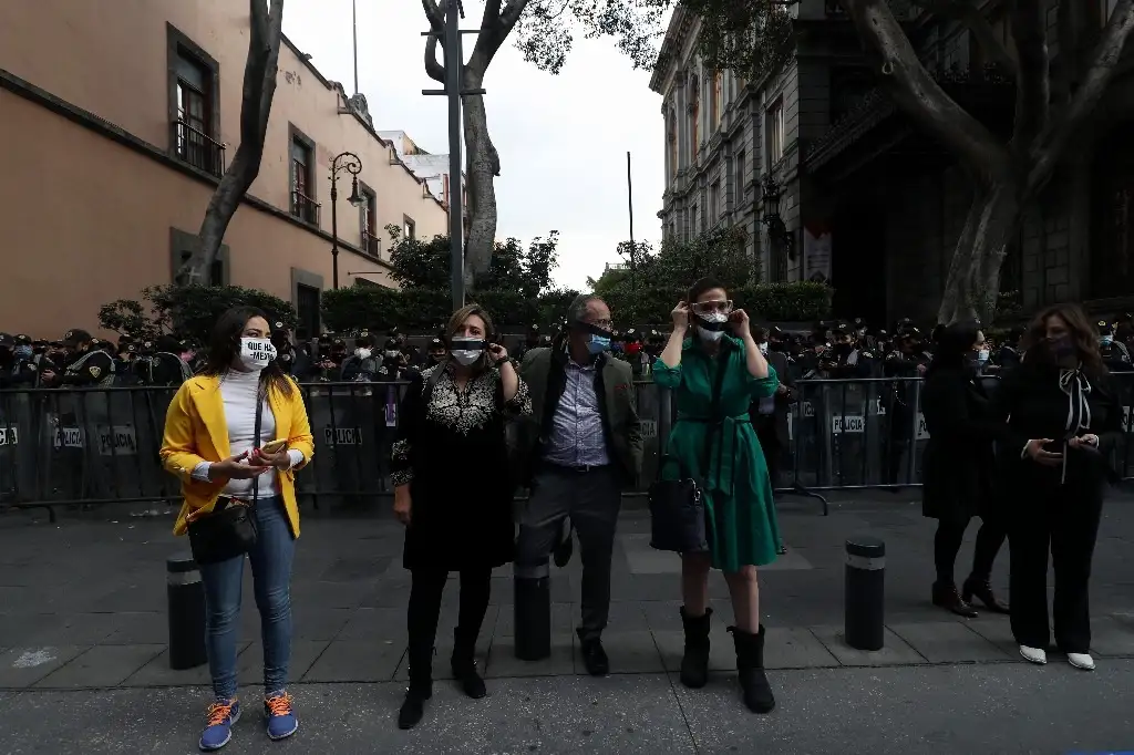 Senadores del diversas bancadas manifestaron su oposición a la desaparición de fideicomisos afuera de la antigua sede del Senado en República de Xicontécatl, en el Centro Histórico de la Ciudad de México. Foto Yazmín Ortega Cortés