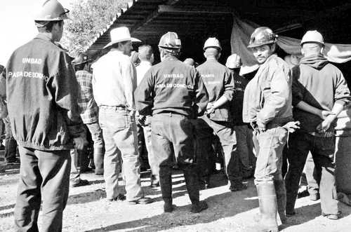 En la imagen de 2006, trabajadores asisten a una junta en la entrada de Pasta de Conchos para conocer los avances en el rescate de sus compañeros. Foto María Meléndrez Parada
