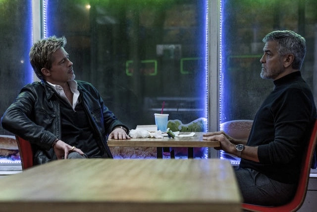 Brad Pitt y George Clooney interpretan a reparadores rivales que descubren que han sido contratados para el mismo trabajo en la travesura cómica de Jon Watts. Foto Ap