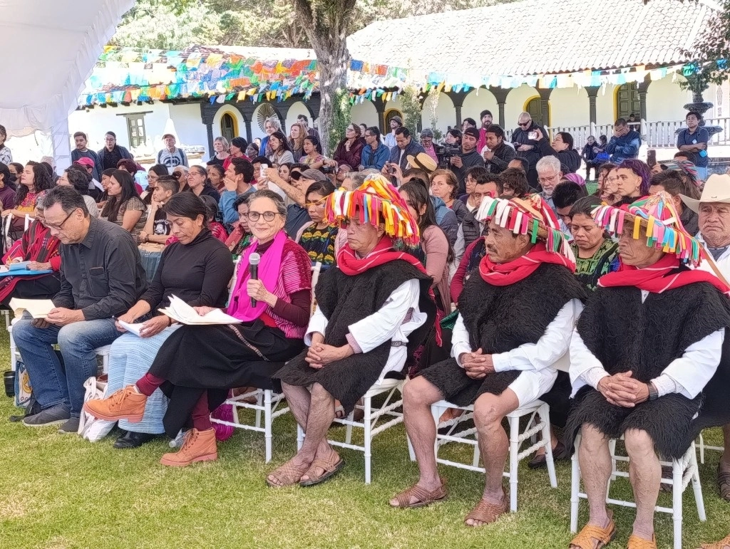 La organización La Abejas de Acteal presentaron un libro sobre el camino de la pacificación que han recorrido. Foto Elio Henríquez