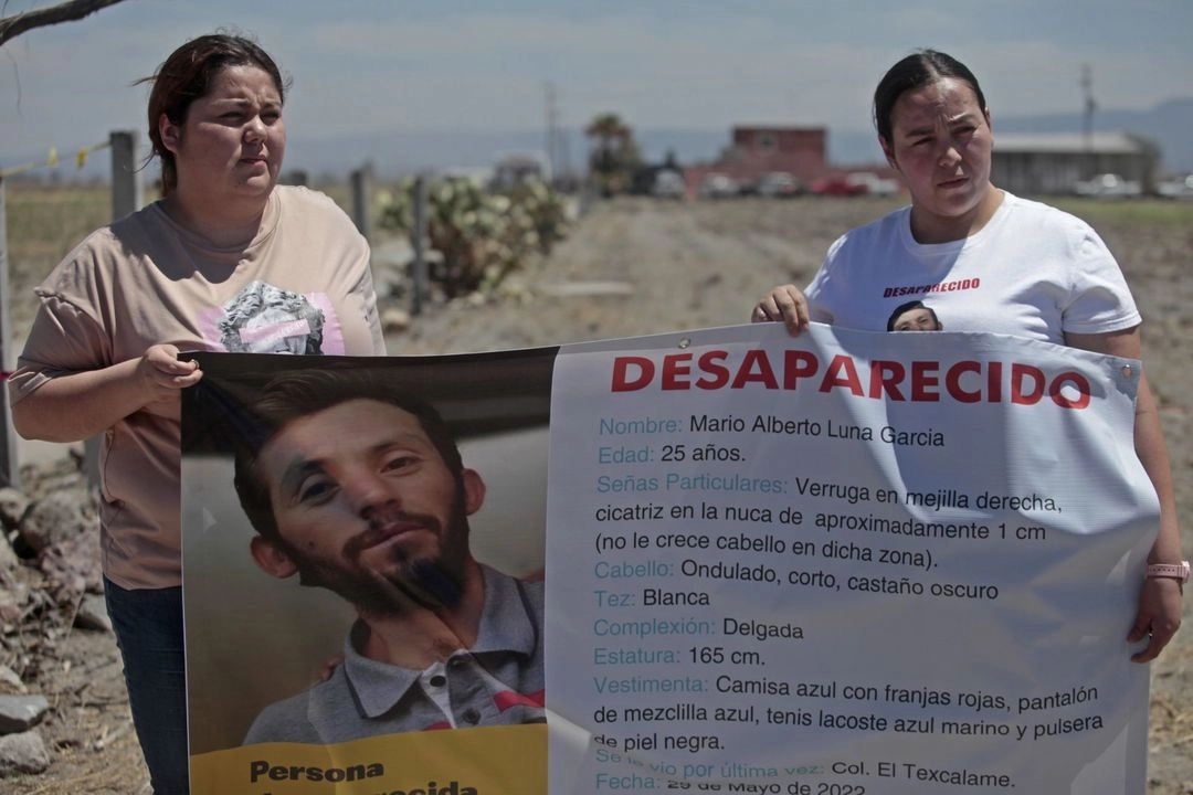 Las Abejas afirmaron que “también nos duele el proceso de deshumanización que se ve como normal, (especialmente los niños y los jóvenes), al que contribuyen gobiernos y políticos corruptos, cómplices de los criminales, que permitieron la masacre de Acteal y hoy, barbaries como la de Teuchitlán”.