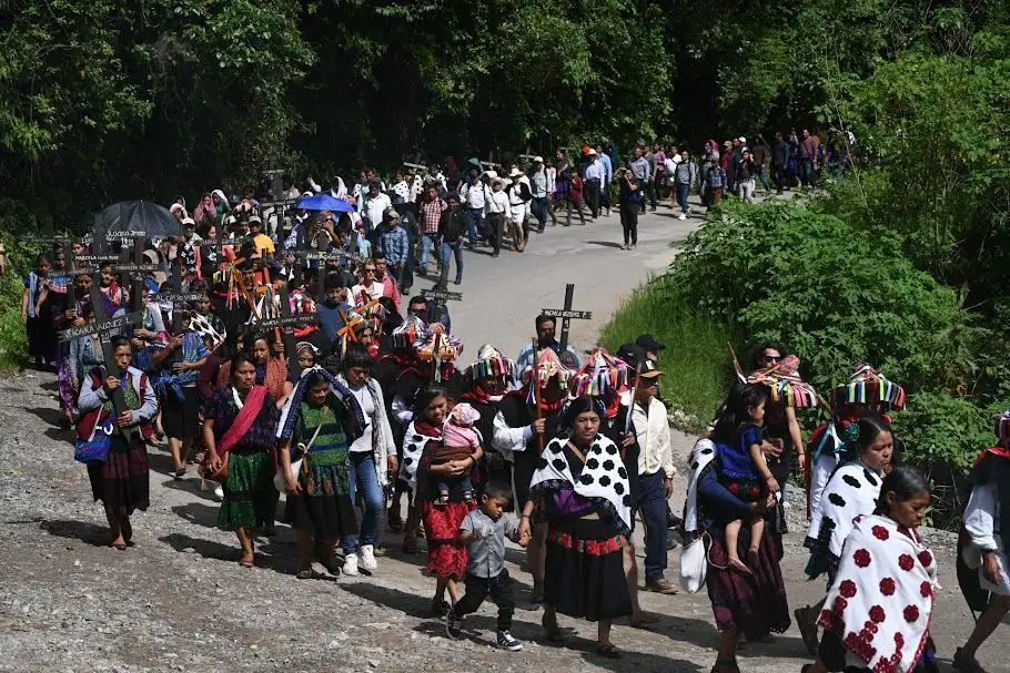 La organización Sociedad Civil Las Abejas de Acteal exigió a la FGR procesar a los autores intelectuales del asesinato de Simón Pedro Pérez López. En el cuarto aniversario luctuoso, ayer se realizó una peregrinación y una misa en memoria del dirigente comunitario y catequista. “La violencia que denunció se ha enraizado y está cubierta de impunidad”, señaló el Frayba. Foto 