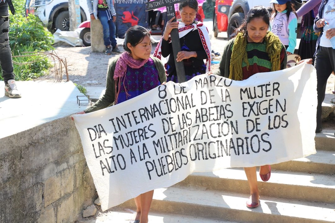 Mujeres y hombres de la Organización Sociedad Civil Las Abejas marcharon en Chenalhó, Chiapas, exigiendo fin a la violencia contra las mujeres y contra la presencia de grupos del crimen organizado en sus comunidades. Foto Tomada del FB 