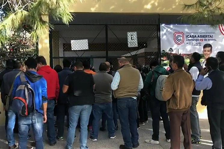 Padreas de familia del colegio Cervantes de Torreón. Foto Afp  