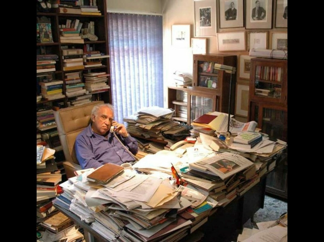 Carlos Monsiváis, en su casa de la colonia San Simón Ticumac. Foto Barry Domínguez /Archivo La Jornada