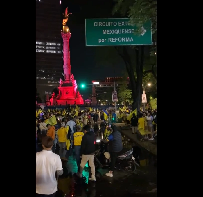 Cientos de americanistas de congregaron en el Ángel de la Independencia para celebrar el campeonato de su equipo. Foto Juan Manuel Vázquez