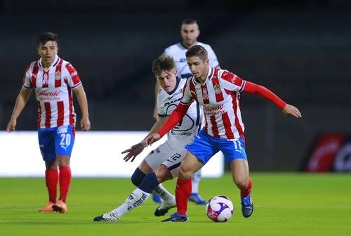 El rojiblanco Issac Brizuela elude la marca de Facundo Waller, ayer durante el partido correspondiente a la jornada 16 del Guardianes 2020. Foto Jam Media