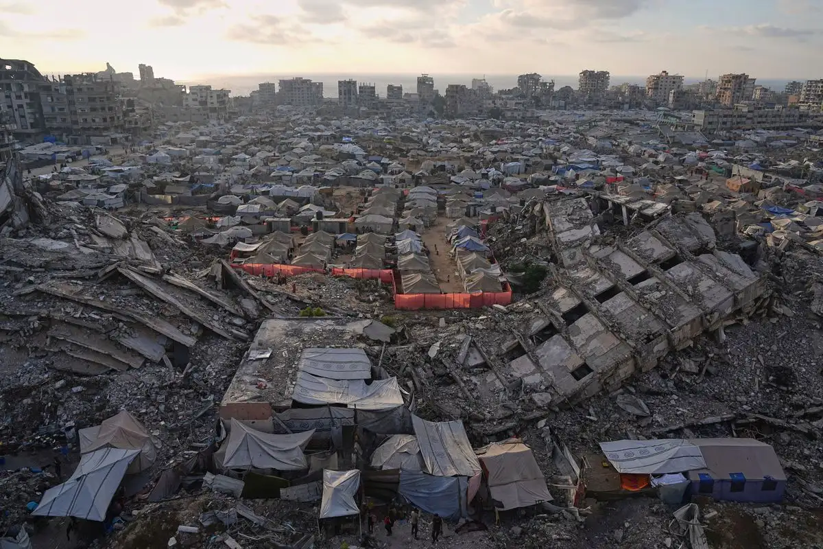 Un campamento para palestinos desplazados se extiende entre las ruinas de edificios destruidos por los bombardeos israelíes en el oeste de la ciudad de Gaza.

