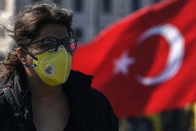 Una mujer se protege con un cubrebocas del coronavirus en Estambul, Turquía. Foto Afp 