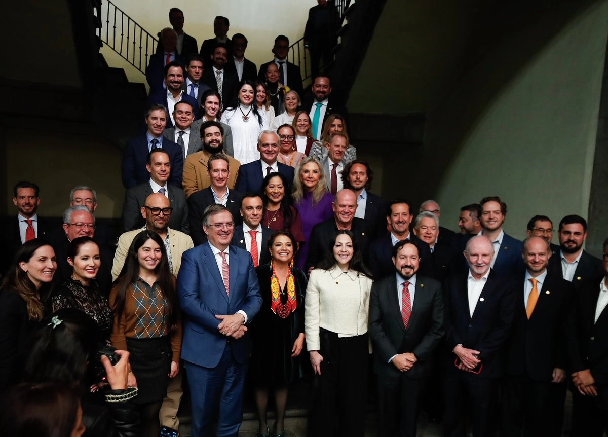Marcelo Ebrard, secretario de Economía, y Clara Brugada, jefa de gobierno de la CDMX (primera fila), entre otros funcionarios, participaron en la consulta regional del T-MEC en el Museo de la Ciudad de México.
