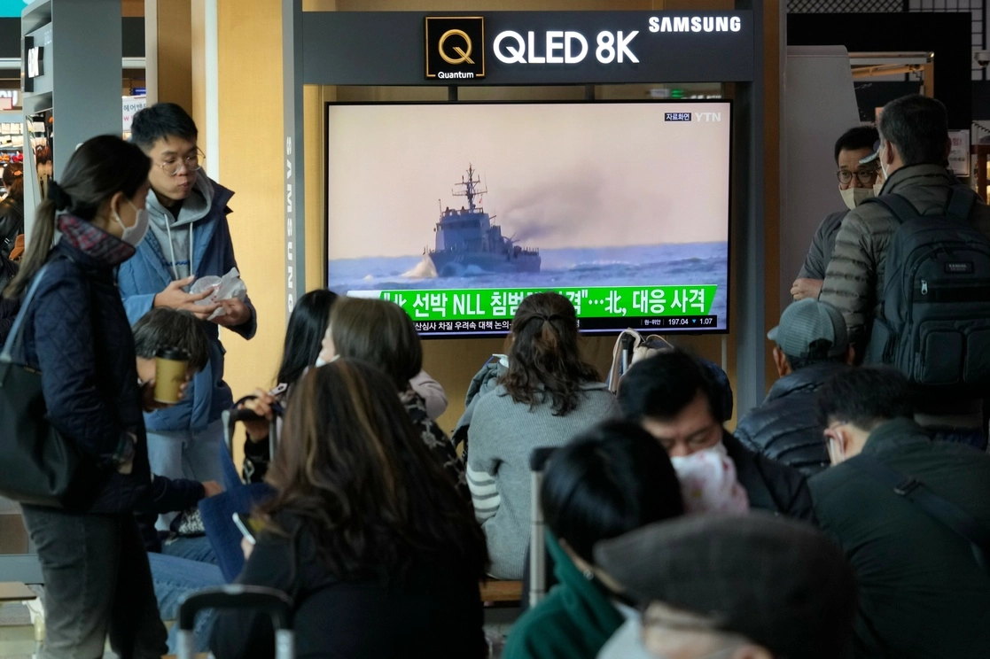 En una pantalla de la estación de ferrocarril en Seúl, Corea del Sur, se muestra una imagen de un buque de la Armada. Foto Ap 