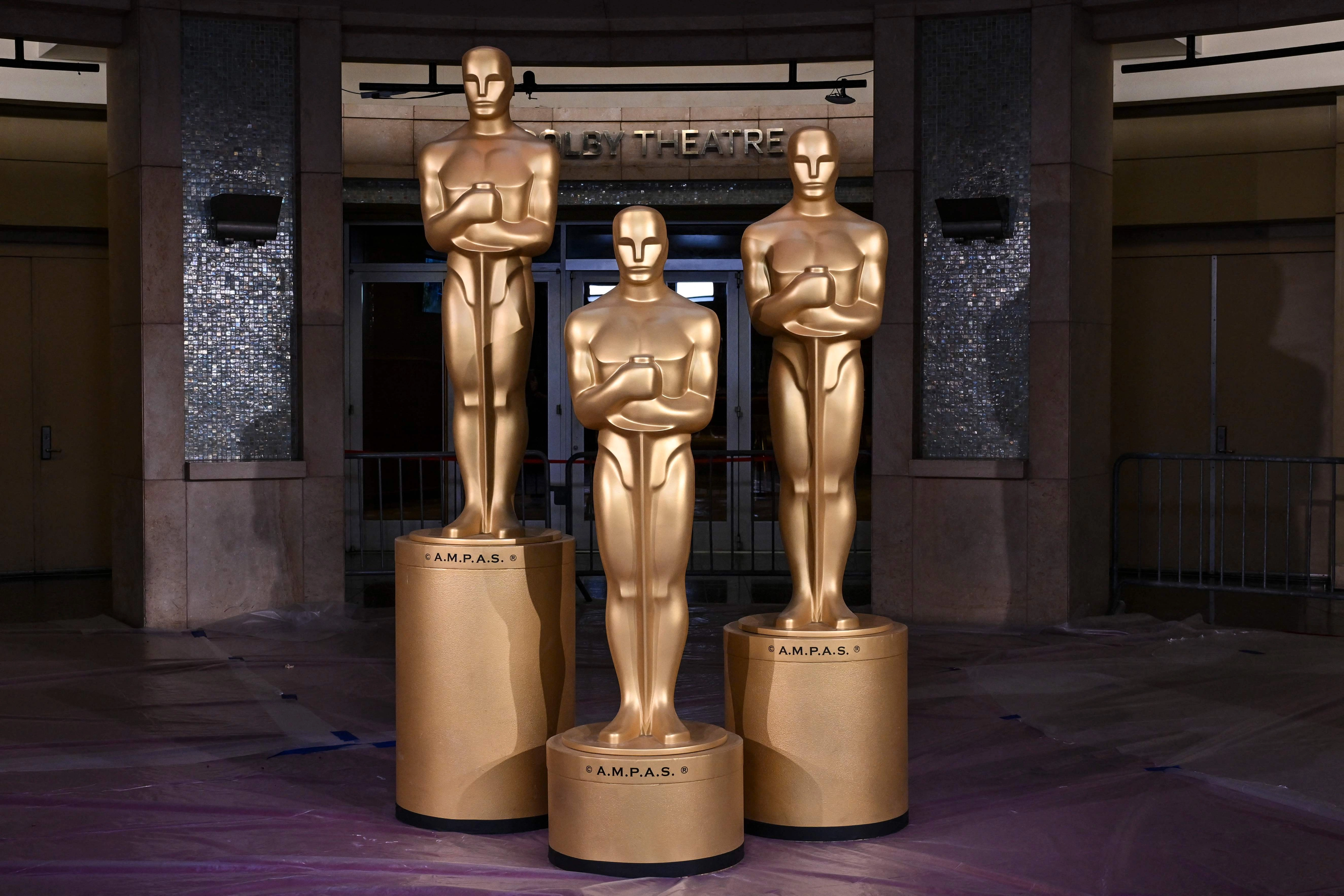 Estatuas de los Óscar frente al Teatro Dolby antes de la 97.ª edición de los Premios Óscar en Hollywood, California, el 1 de marzo de 2025.