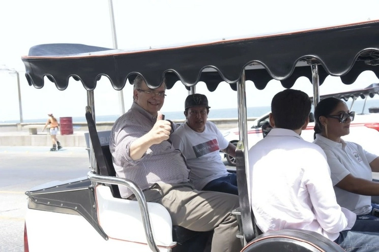 Vamos ganando en las encuestas, afirmó ayer Marcelo Ebrard, aspirante a coordinar los comités de defensa de la Cuarta transformación. Foto tomada de Twitter @m_ebrard