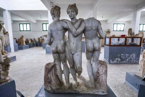 Escultura romana de las tres hijas de Zeus: Eufrosina, Aglaea y Thalía, que datan del reinado del emperador Adriano (117-138 aC), obra que se exhibe en el Museo Cirene, nombre de la antigua ciudad helena inscrita como patrimonio de la humanidad por la Unesco. Foto Afp
