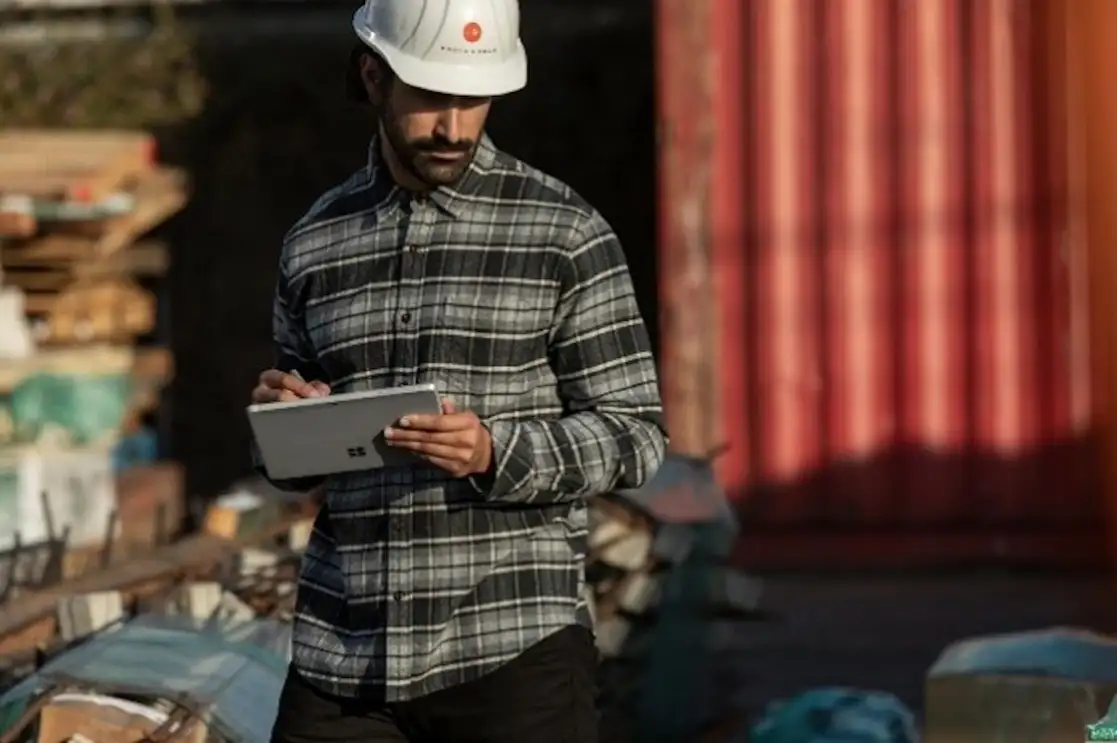 Nissan para innovar su producción se encuentran promoviendo las fábricas inteligentes mediante el uso de dispositivos como la Surface Go 2.
Fotos. Cortesía Microsoft .
