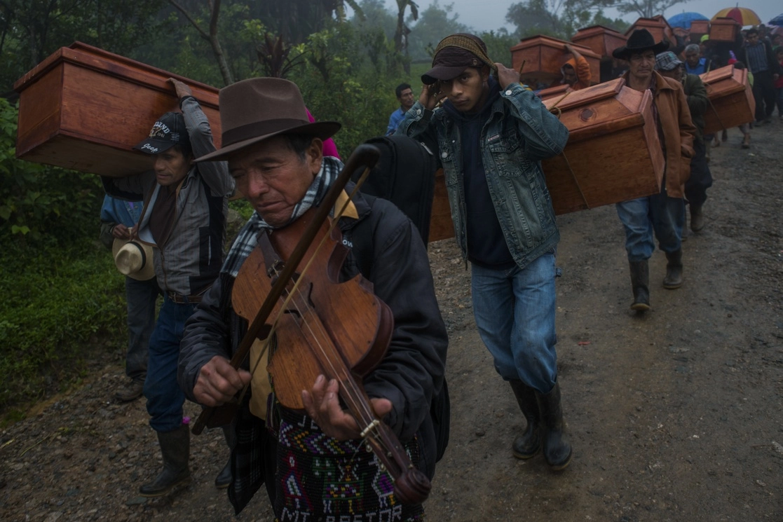 De visita en México, Daniele Volpe impartirá uno de los módulos del Programa de Fotografía Documental en el Centro de las Artes San Agustín. “Más allá de la estética o de los temas que uno elige, la principal motivación para fotografiar es construir”, reconoció el fotógrafo en entrevista con ‘La Jornada’. En la imagen se observa la fotografía del servicio funerario tradicional y toque de violín en homenaje a las 77 víctimas de la masacre de Covadonga, Guatemala, en 1982, camino al cementerio Estrella Polar, Chajul, antes del entierro masivo. Foto cortesía del fotógrafo 