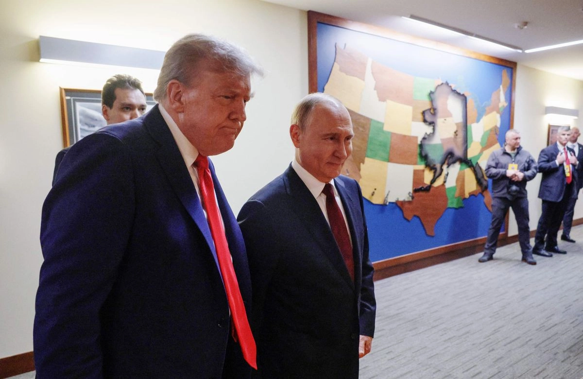 La cumbre en Alaska terminó sin acuerdo de alto el fuego ni las sanciones adicionales que el republicano había prometido aplicar si continuaban las hostilidades, aunque ambos calificaron su encuentro de “productivo” y “útil”. Foto