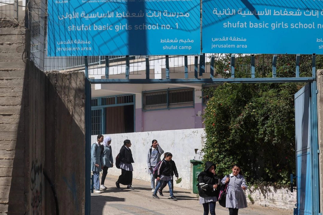 Alumnas palestinas salen de una escuela de la Unrwa en el campo de refugiados de Shoafat, en Jerusalén Este, el 8 de mayo de 2025. Foto 