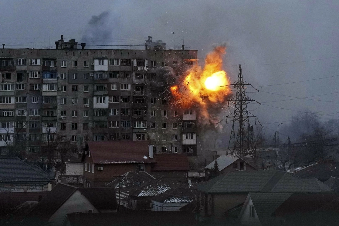 Edificio de departamentos alcanzado por tanques militares en Mariupol.Foto Ap