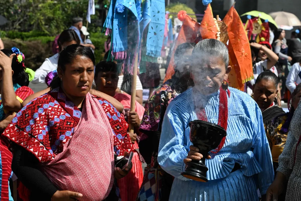 Integrantes de las etnias mazahua y tsotsil participaron en una ceremonia en la Ciudad de México para conmemorar el Día Internacional de la Mujer Indígena. Foto 