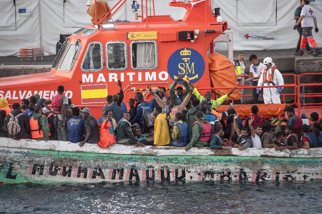 El buque español Salvamento Maritimo (Agencia de Búsqueda y Rescate Marítimo) 'Salvamar Adhara' escolta a un barco 'cayuco' con 174 migrantes a bordo que desembarca en el puerto de La Restinga en la isla canaria de El Hierro, el 31 de agosto de 2024. Foto Afp