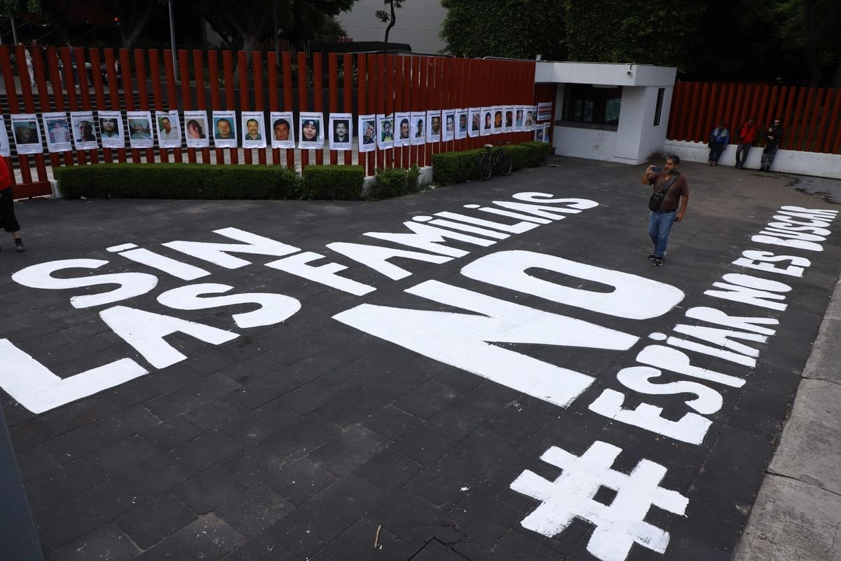 Familiares de personas desaparecidas pintaron el piso, afuera de una entrada de la Cámara de Diputados, la leyenda "Sin las Familias No, #EspiarNoEsBuscar". 