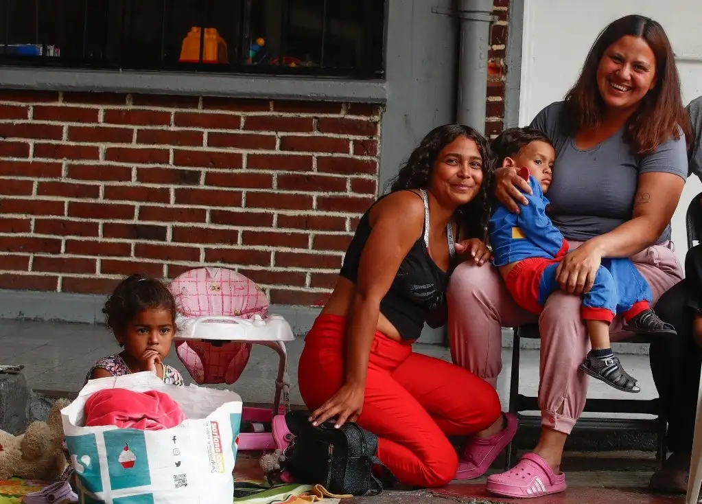 Casi la mitad de las personas en movilidad internacional son mujeres, niñas y adolescentes; es decir, 135 millones, estima la OIM. Y cada vez más viajan en núcleos familiares: abuelas, madres, hijas y nietas. O sin ningún parentesco, pero que se acompañan al atravesar varios países y enfrentar múltiples obstáculos. A poscas semanas del 8M, la Unesco alerta que pese al avance en el campo científico, persiste la disparidad de género. Imagen en el albergue de Cafemin en la Ciudad de México. Foto Víctor Camacho 



