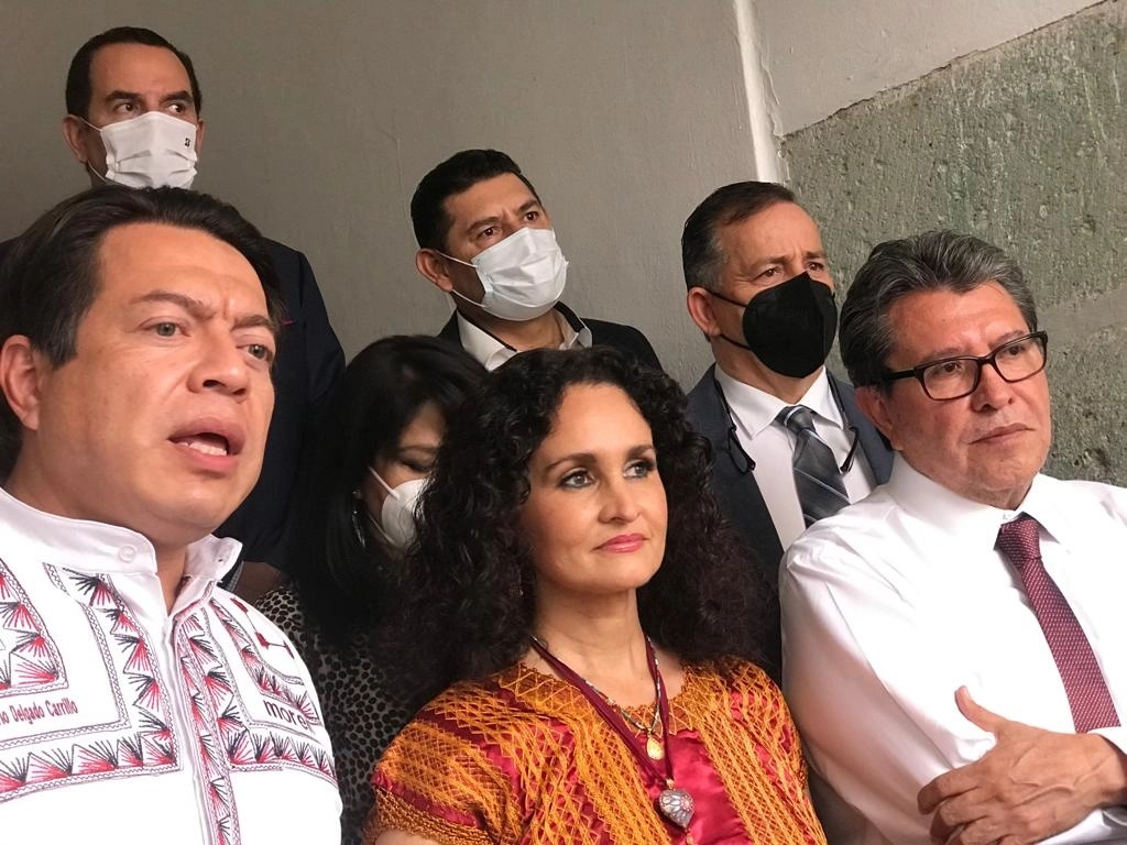 Mario Delgado y Ricardo Monreal acompañaron a la legisladora durante su informe de actividades. Foto La Jornada