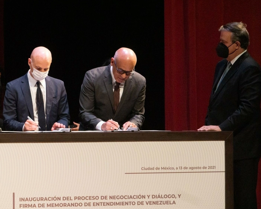El pasado 13 de agosto se inauguró el proceso de negociación y entendimiento político entre la oposición y el gobierno de Venezuela, en el Museo Nacional de Antropologia de México. El canciller Marcelo Ebrard fungió como parte del equipo facilitador. Está previsto que hoy termine el ciclo de pláticas. Foto Pablo Ramos